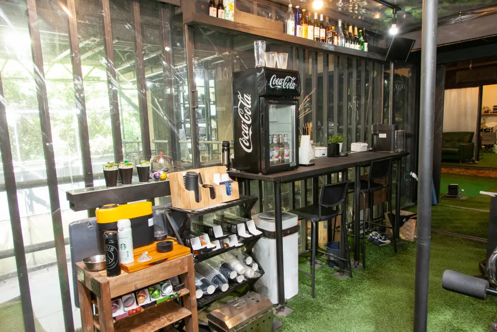 バーカウンターでドリンク飲み放題